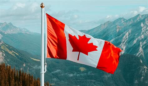 Bandiera del Canada con lo stemma pontificio