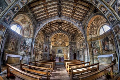Foto interna della chiesa di San Bernardino con l'affresco della Crocifissione