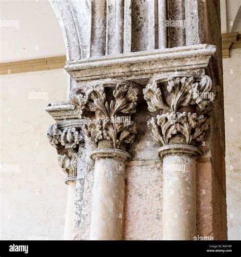 Dettaglio architettonico dei capitelli e dei resti degli affreschi all'interno del nartece dell'Abbazia