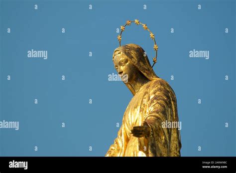 Foto ravvicinata della statua della Madonna della Rovere