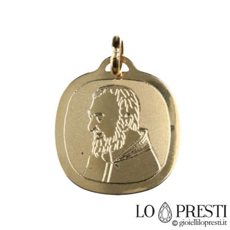 Ciondolo di Padre Pio in oro giallo, lavorazione lucida e satinata