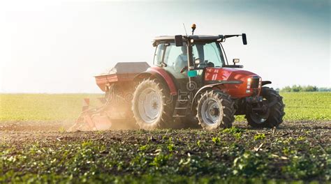agricoltore che semina in un campo con pazienza