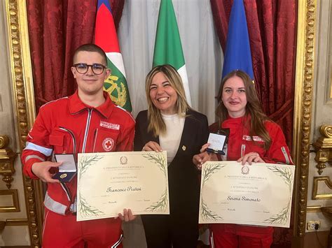 Foto di gruppo di giovani o volontari della parrocchia durante un'attività