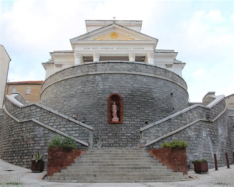 Interno della Chiesa di Sant'Andrea Apostolo a Orani, con cupola e lesene