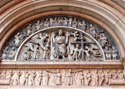 Dettaglio del portale e della lunetta della Chiesa di Santa Maria Vergine Assunta
