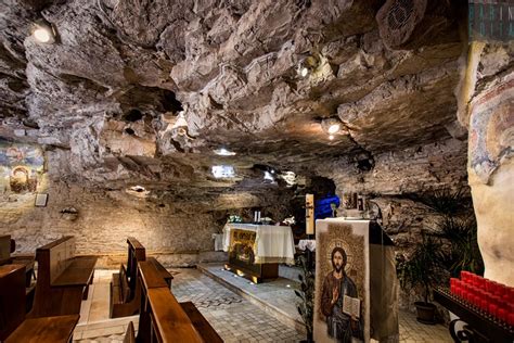 Foto esterna del santuario della Madonna della Grotta a Modugno