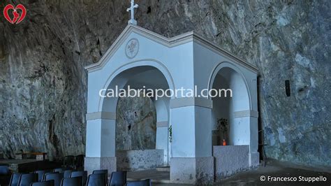 Immagine dell'interno del santuario della Madonna della Grotta, con particolare sullo speco di San Corrado