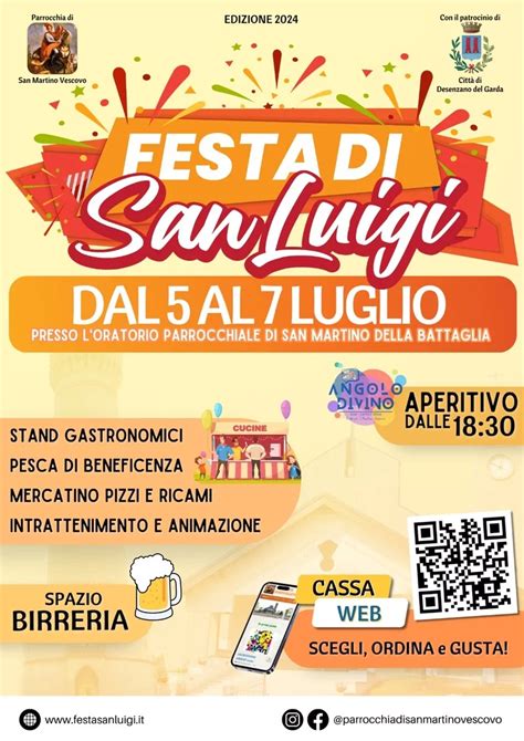 Volontari al lavoro durante la festa parrocchiale, con addobbi e stand.