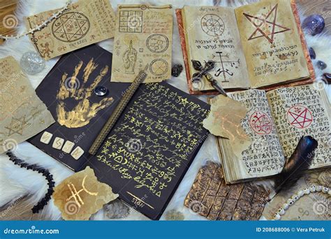 Illustrazione di antichi manoscritti biblici con simboli teologici