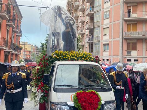 Foto della processione di Santa Rita ad Avellino con la statua e una folla di fedeli