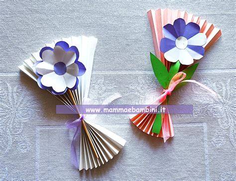 foto di bambini che decorano un fiore di carta colorato con la scritta