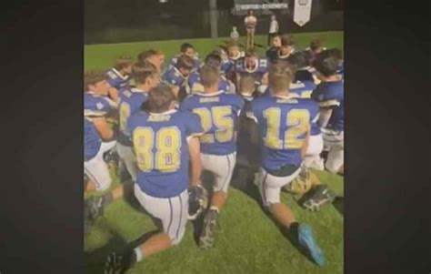 Atleti che pregano insieme in campo