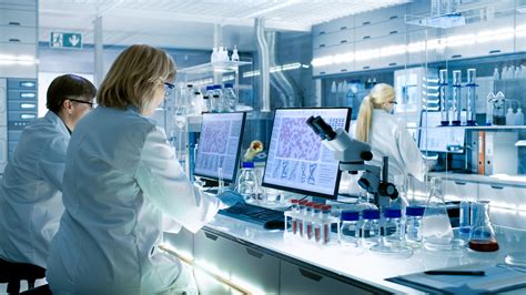 Foto di laboratori di ricerca all'avanguardia con strumentazioni mediche
