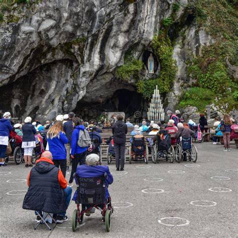 Foto tematica della grotta di Massabielle con i pellegrini