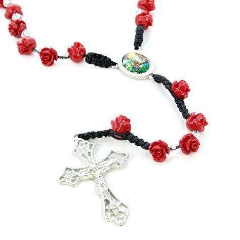 Illustrazione di una ghirlanda di rose intrecciata con grani del Rosario