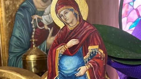 Immagine della Vergine Maria che porge il Rosario a un fedele