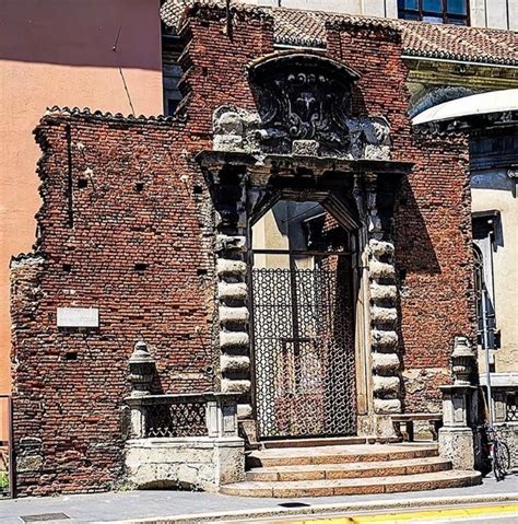 Foto della Porta di Fyndon o dei resti della Cappella di Sant'Anna nell'Abbazia di Sant'Agostino.
