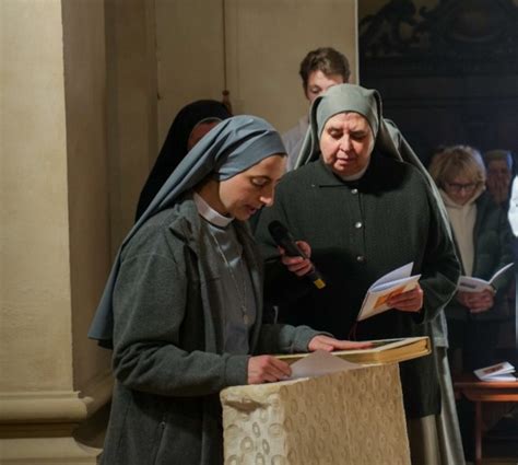 Foto di suor Jaqueline Gikalo durante la professione perpetua con abiti tradizionali e coro