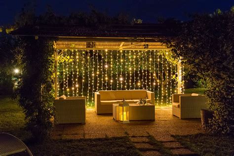 Gazebo decorato con luci e fiori per evento all'aperto in villa