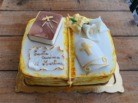 Torta elegante per Cresima decorata con simboli religiosi e colori chiari