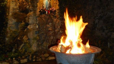 rappresentazione della veglia pasquale con fuoco e acqua
