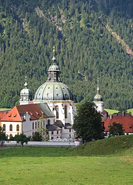 Fotografia dell'Abbazia di Ettal e del birrificio con le montagne sullo sfondo