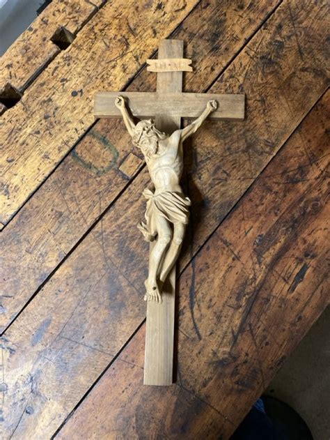 Crocifisso in legno tradizionale scolpito a mano con dettagli finiti