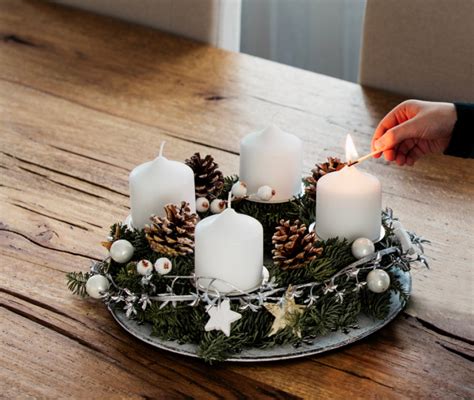 corona dell'Avvento con candele accese e calendario illustrato