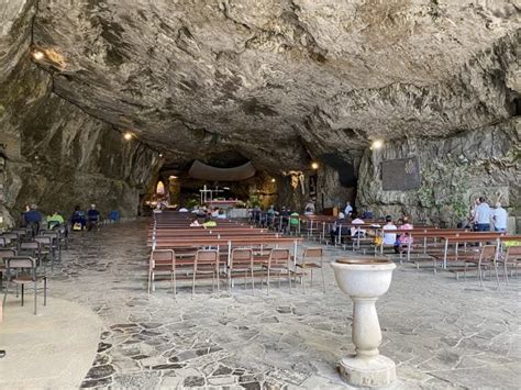 Foto della cavità naturale del Santuario della Madonna della Cornabusa, con evidenza degli elementi di acqua e roccia