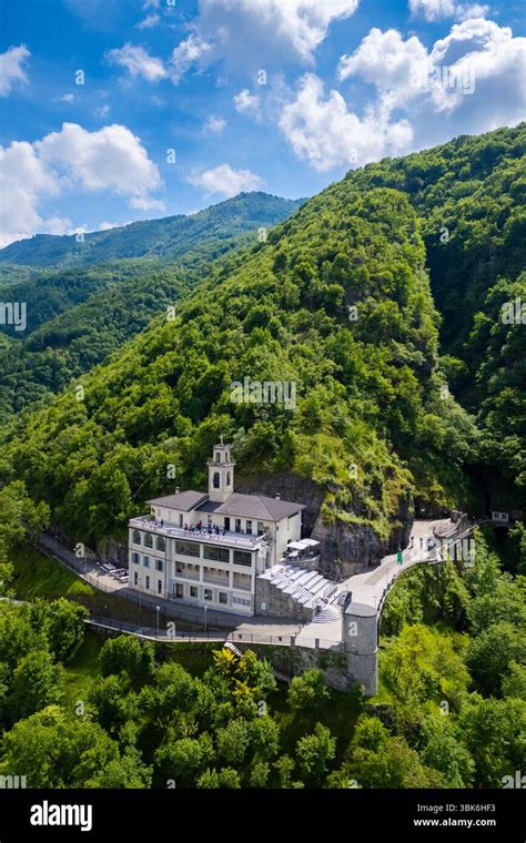 Foto della Casa del Pellegrino al Santuario della Cornabusa dopo i restauri, con un'atmosfera accogliente