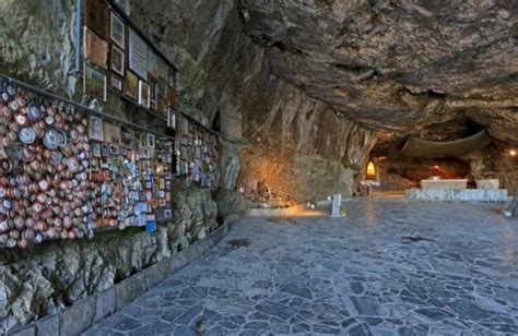 Interno del museo del Santuario della Cornabusa con esposizione di ex-voto e oggetti liturgici