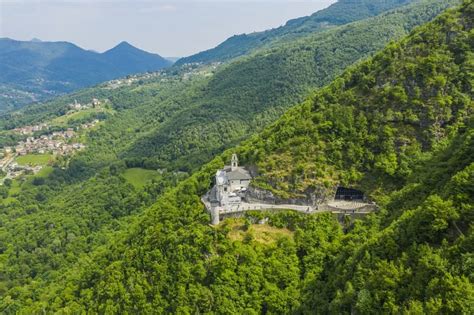 Foto panoramica della Valle Imagna dalla terrazza del Santuario della Cornabusa, con evidenza delle vette menzionate