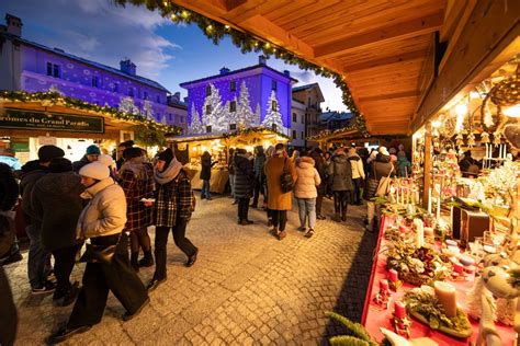 Foto suggestiva di un mercatino di Natale con casette in legno e luci calde