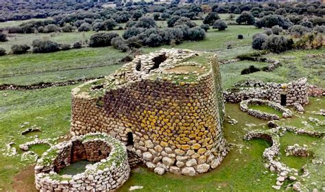 Rappresentazione storica di un nuraghe o dolmen in Sardegna