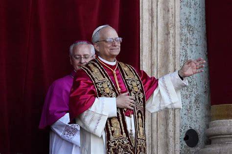 Rappresentazione artistica di Papa Leone XIV che tiene la sua prima omelia nella Cappella Sistina, con cardinali in ascolto