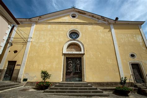 Foto esterna della Chiesa Sacro Cuore di Agropoli, con dettagli architettonici e contesto urbano