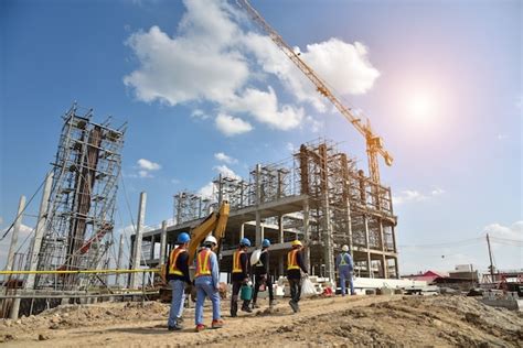 Foto tematica: cantiere edile con macchinari industriali
