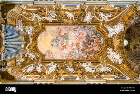 Foto dettagliata dell'interno della basilica con focus sulla volta affrescata e l'organo a canne.