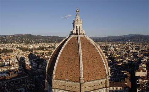 Immagine della cupola e dell'abside del Santuario di Treia, mostrando i dettagli architettonici