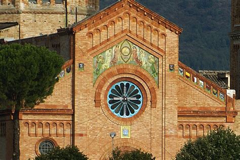 Dettaglio delle lunette in ceramica sui portali del Santuario di Treia