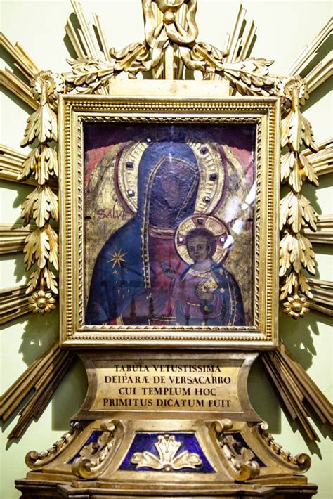 Foto dell'icona della Madonna di Versacarro all'interno della Chiesa del Crocifisso