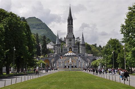 Foto del Santuario di Lourdes con pellegrini