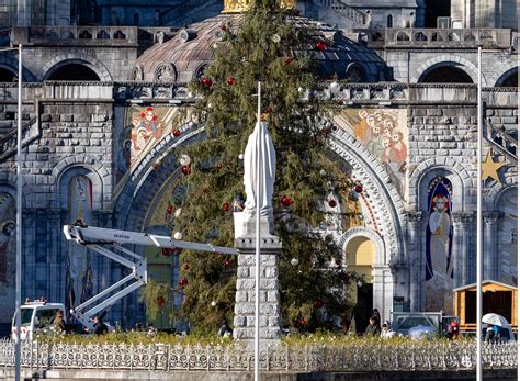 Illustrazione delle insegne pontificie concesse ai cappellani di Lourdes