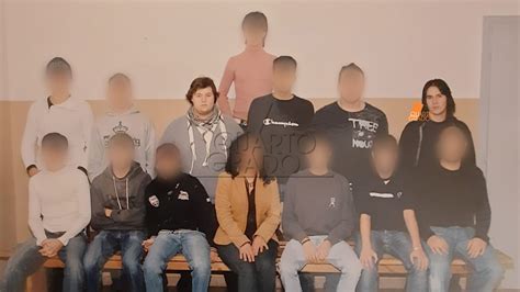 Foto di gruppo di don Andrea Mangili con membri della comunità di Cenate Sotto