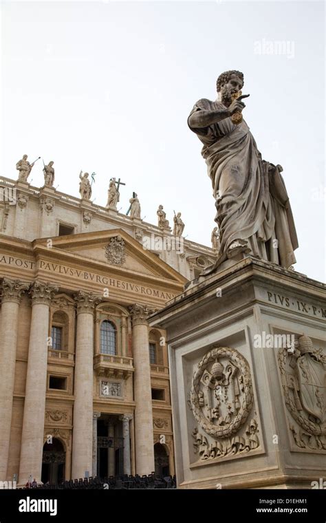 Statua di San Pietro davanti alla Basilica