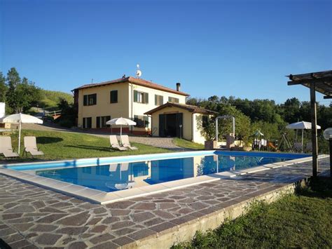 Foto della piscina dell'agriturismo con vista sulla valle
