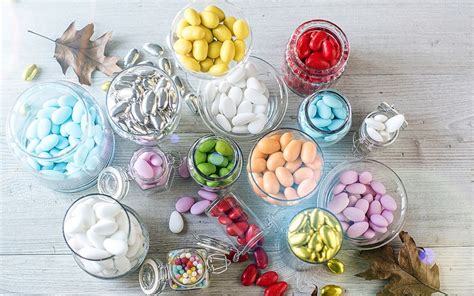 Foto: Un assortimento di bomboniere per Cresima con confetti colorati