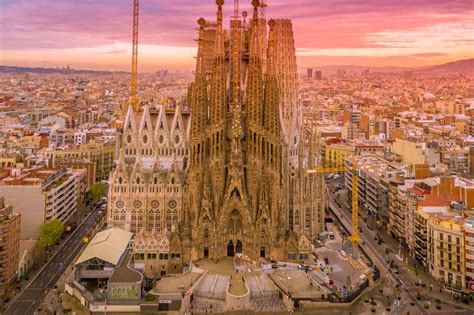 Foto panoramica della Sagrada Familia al tramonto