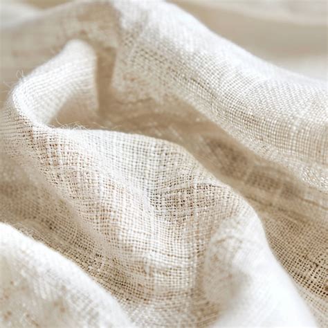 Dettaglio di un tessuto leggero e traspirante, come chiffon o lino, ideale per un abito da cerimonia primaverile/estivo
