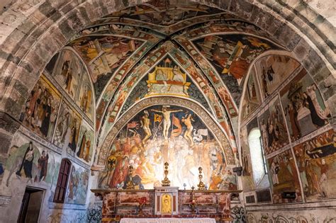 Foto panoramica della chiesa parrocchiale di Maria Assunta a Silandro con il suo campanile
